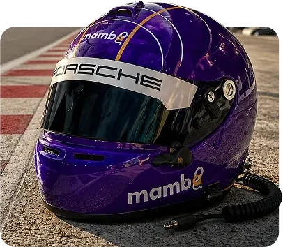 Capacete de corrida representando a imersão Acelera E-com